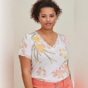 Torrid size 1 (14/16) Classic Fit Feather Soft Slub Lace Trim V-Neck Tee